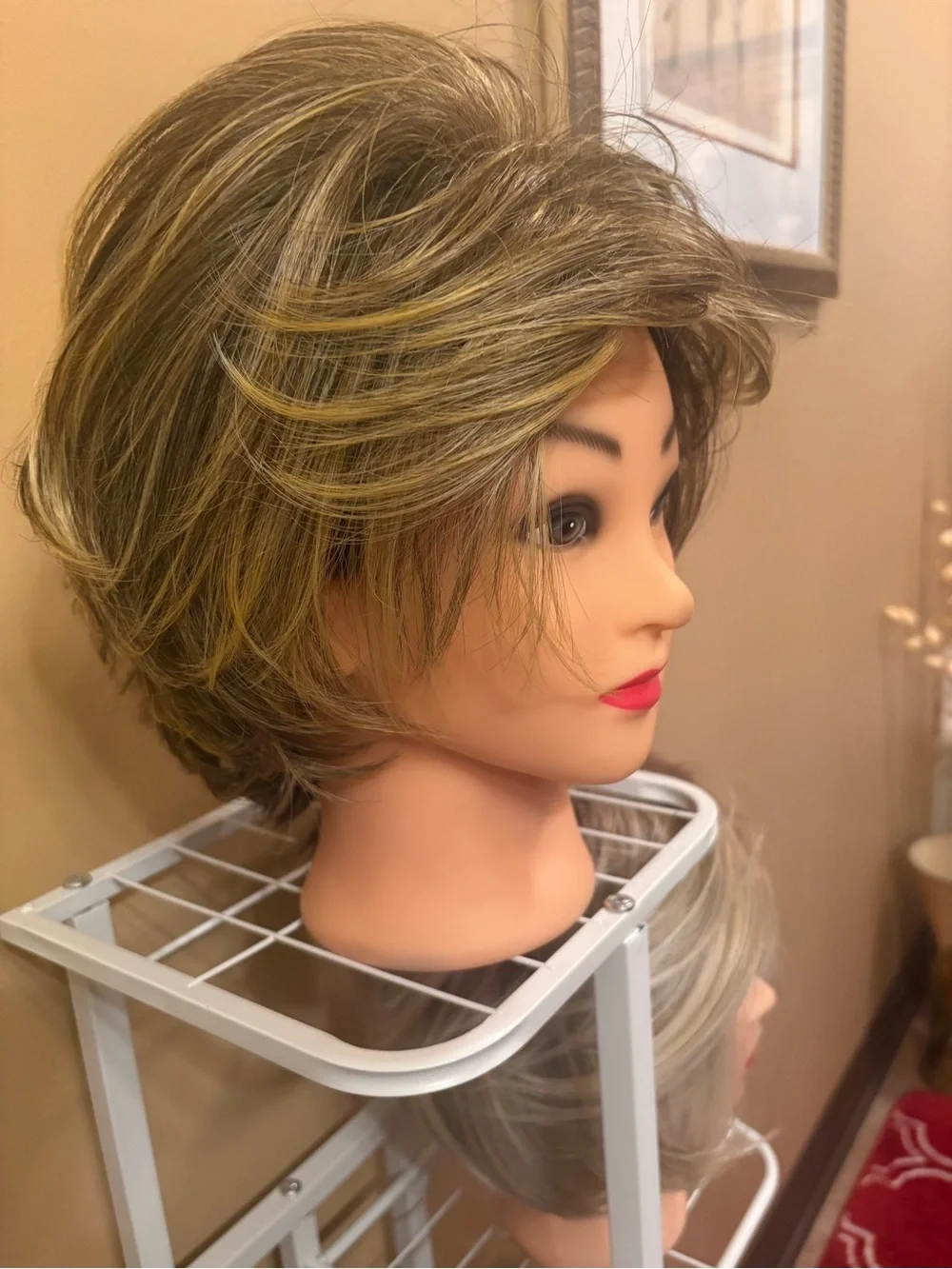 Short Layered Women's Wig in Light Brown with Blonde Highlights
